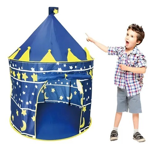 Barraca infantil azul em formato de castelo com estrelas e um menino ao lado, foto do anúncio do produto no Mercado Livre