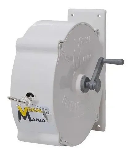 Varal retrátil de parede cinza com manivela e logotipo Varal Mania, foto do anúncio do produto no Mercado Livre
