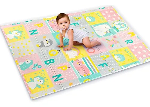 Tapete tatame colorido com letras e um bebê sentado em cima, foto do anúncio do produto no Mercado Livre