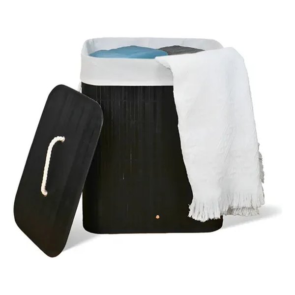 Cesto de roupa suja de bambu preto com tampa aberta e toalha branca, foto do anúncio do produto Holtter no Mercado Livre