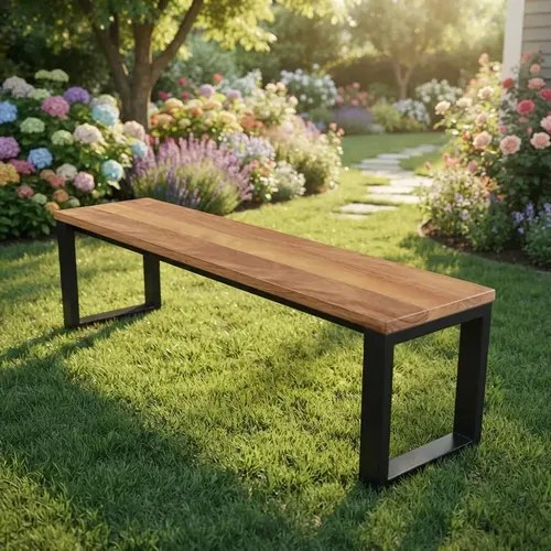 Banco retangular de madeira com pés de metal preto sobre a grama de um jardim, foto do anúncio do produto no Mercado Livre
