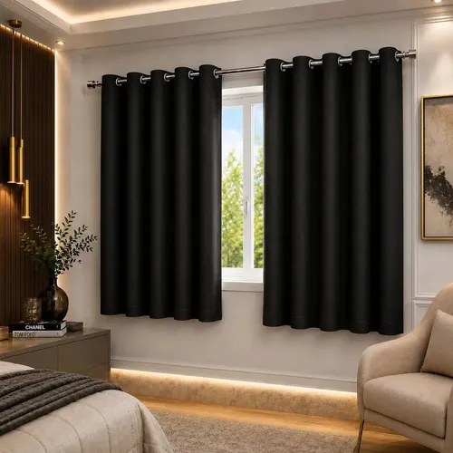Cortina blackout preta com ilhós instalada em janela de quarto, foto do anúncio do produto no Mercado Livre
