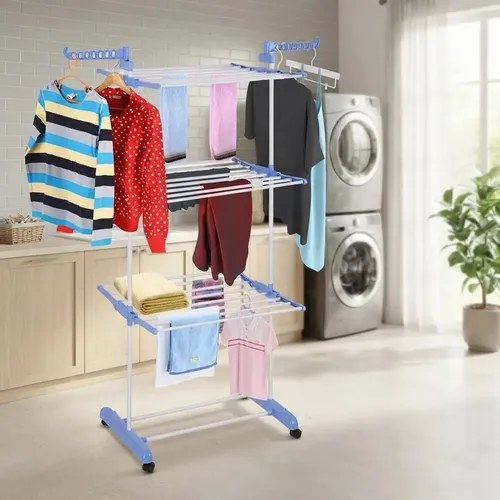 Varal de chão de 3 andares azul e branco com roupas em lavanderia, foto do anúncio do produto no Mercado Livre