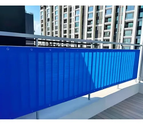 Tela de privacidade azul presa na grade de uma sacada de apartamento, foto do anúncio do produto no Mercado Livre