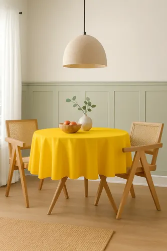 Toalha de mesa redonda amarela em tecido oxford sobre mesa de jantar, foto do anúncio do produto no Mercado Livre