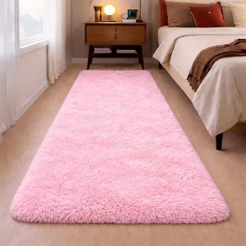 Passadeira rosa felpuda ao lado da cama em quarto, foto do anúncio do produto no Mercado Livre