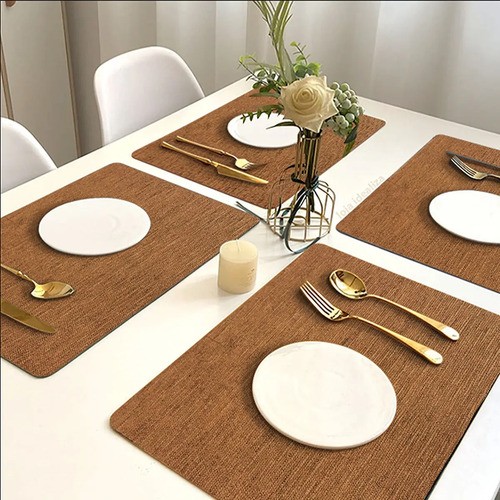 Kit de seis jogos americanos em visual de juta impermeável PVC na cor caramelo, foto do anúncio do produto no Mercado Livre