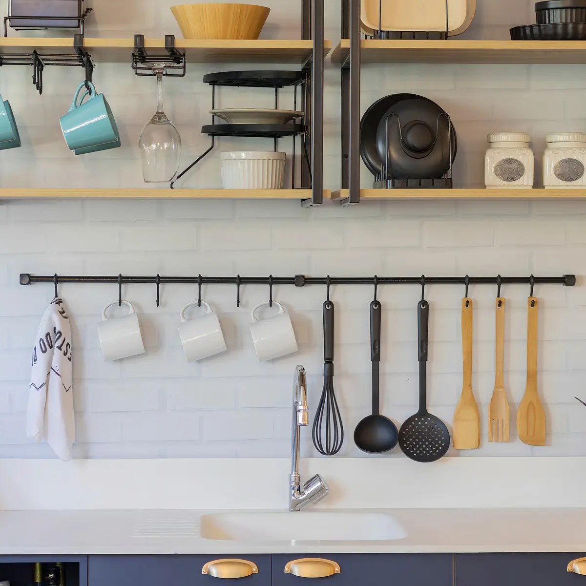 Barra preta com utensílios e canecas pendurados sobre bancada de cozinha, foto do anúncio do produto no Mercado Livre