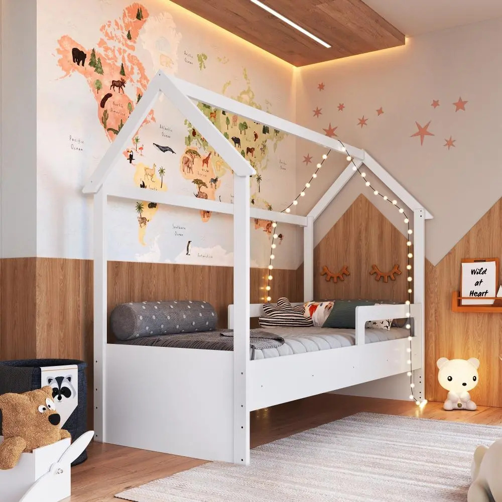 Cama infantil branca em formato de casinha montessoriana solteiro com proteção lateral, foto do anúncio do produto no Mercado Livre
