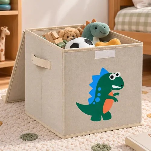 Caixa organizadora bege de tecido com tampa e dinossauro verde, cheia de pelúcias e bola, foto do anúncio do produto no Mercado Livre