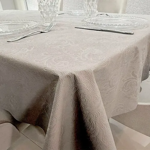 Toalha de mesa jacquard bege com PVC flanelado sobre mesa retangular, foto do anúncio do produto no Mercado Livre