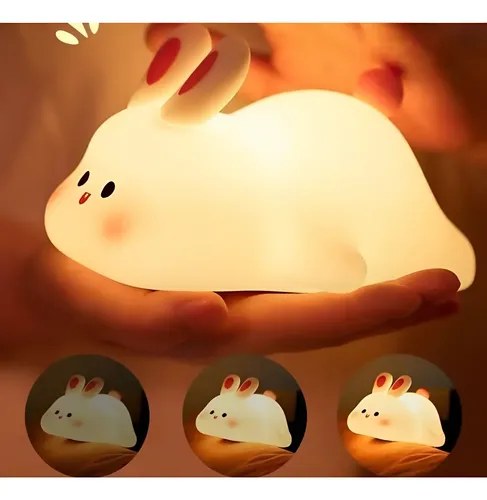 Luminária de coelhinho branca acesa com luz suave, foto do anúncio do produto no Mercado Livre