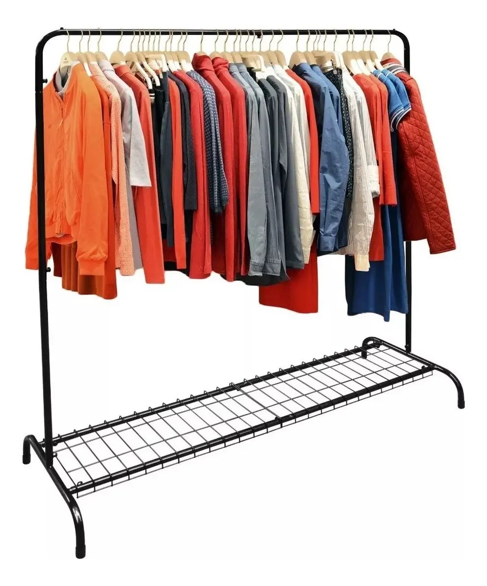 Arara de chão preta com roupas coloridas penduradas e grade de sapateira, foto do anúncio do produto no Mercado Livre