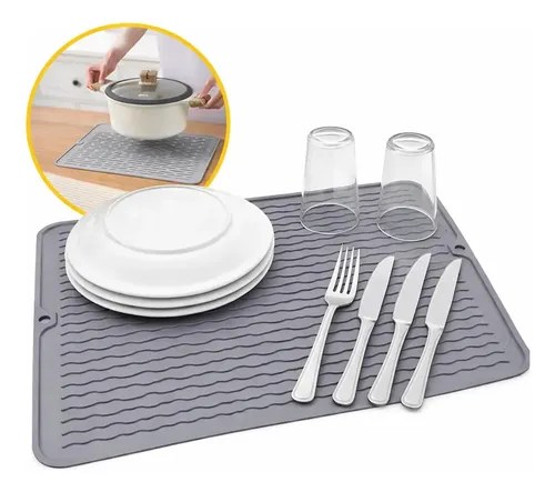 Tapete de silicone cinza com pratos, copos virados e talheres, com detalhe de panela sobre ele, foto do anúncio do produto no Mercado Livre