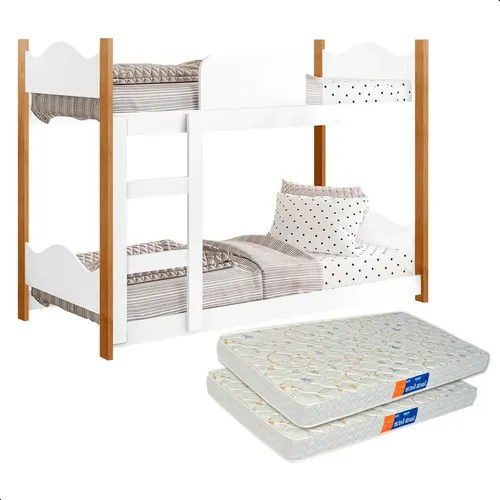 Beliche infantil branco com colunas de madeira, escada, grade de proteção e dois colchões à frente, foto do anúncio do produto no Mercado Livre