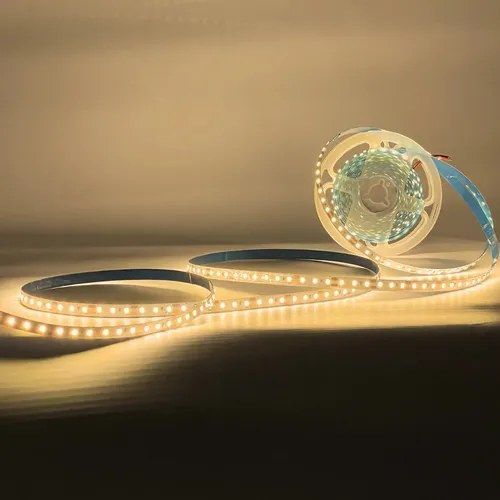 Rolo de fita de LED de luz quente parcialmente desenrolado e aceso, foto do anúncio do produto no Mercado Livre