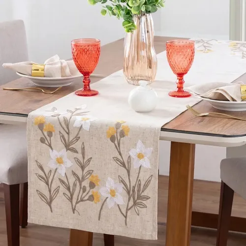 Caminho de mesa bordado nude com flores sobre mesa de jantar posta, foto do anúncio do produto no Mercado Livre