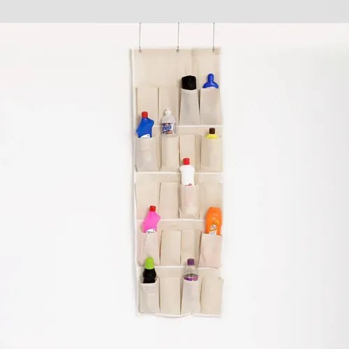 Sapateira off-white de bolsos transparentes pendurada na parede com frascos nos bolsos, foto do anúncio do produto no Mercado Livre