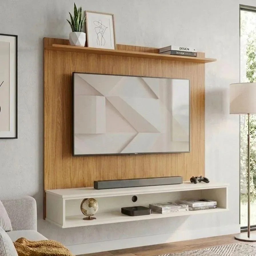 Painel ripado amadeirado com rack off white suspenso e TV, foto do anúncio do produto no Mercado Livre