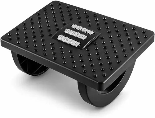 Apoio de pés preto de plástico com superfície texturizada e base curva, foto do anúncio do produto no Mercado Livre