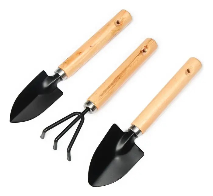 Kit com três ferramentas de jardinagem pretas com cabo de madeira, foto do anúncio do produto no Mercado Livre