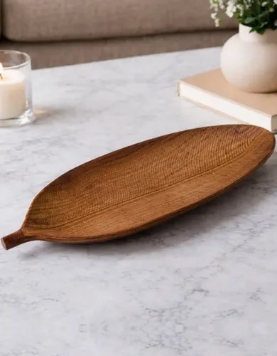 Bandeja de madeira em formato de folha sobre mesa de mármore claro, foto do anúncio do produto no Mercado Livre