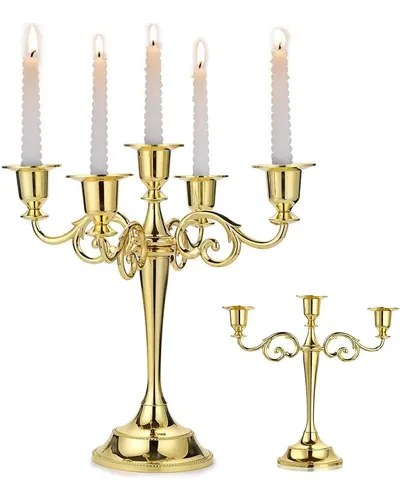 Candelabro dourado de 5 braços com velas brancas ao lado de um castiçal menor, foto do anúncio do produto no Mercado Livre