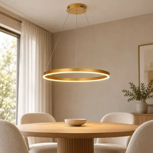 Pendente em aro dourado aceso sobre mesa redonda de madeira com cadeiras claras, foto do anúncio do produto no Mercado Livre