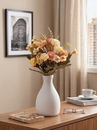 Arranjo de flores artificiais em tons de laranja e rosa em vaso de cerâmica branco, foto do anúncio do produto no Mercado Livre
