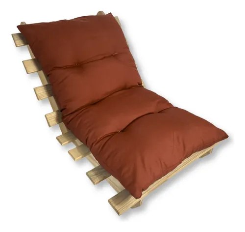 Almofada futon marrom dobrada sobre um pallet, foto do anúncio do produto no Mercado Livre