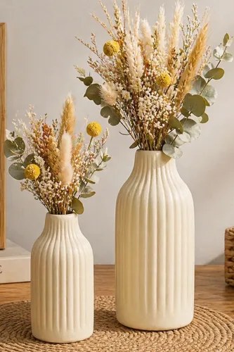Dois vasos de cerâmica canelada creme com flores secas, foto do anúncio do produto no Mercado Livre