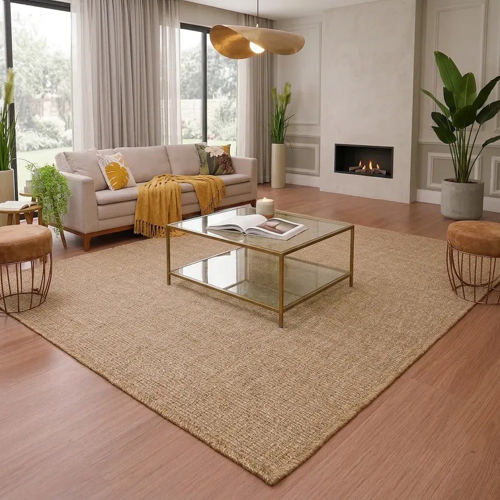 Tapete de sisal sintético bege numa sala ampla com sofá claro, mesa de centro de vidro e lareira, foto do anúncio do produto no Mercado Livre